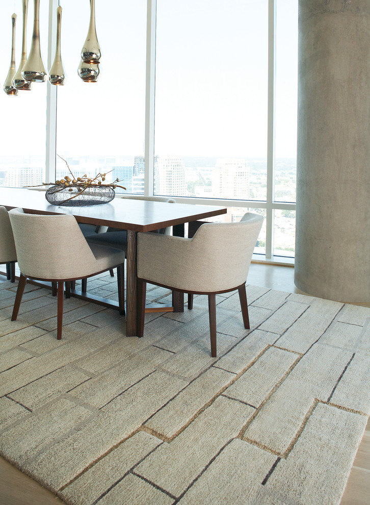 Foto di una sala da pranzo aperta verso la cucina minimalista di medie dimensioni con pavimento in pietra calcarea e nessun camino