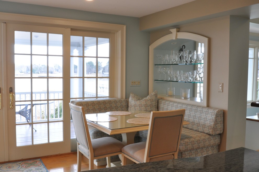 Идея дизайна: большая кухня-столовая в морском стиле с синими стенами, паркетным полом среднего тона и коричневым полом без камина