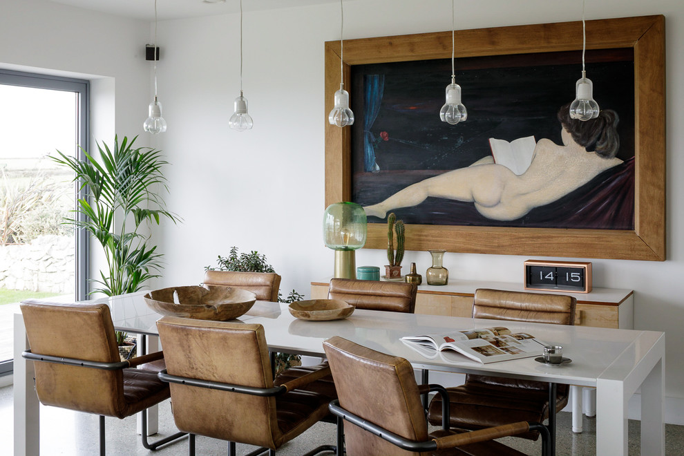Стильный дизайн: столовая в современном стиле с белыми стенами и серым полом - последний тренд