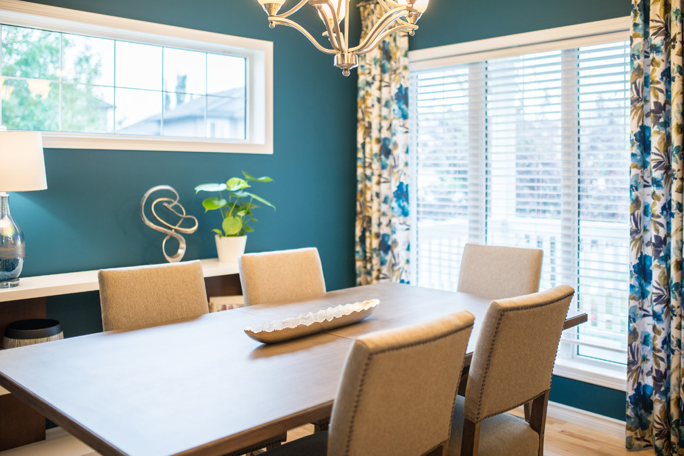 Mittelgroße Moderne Wohnküche ohne Kamin mit blauer Wandfarbe und hellem Holzboden in Edmonton