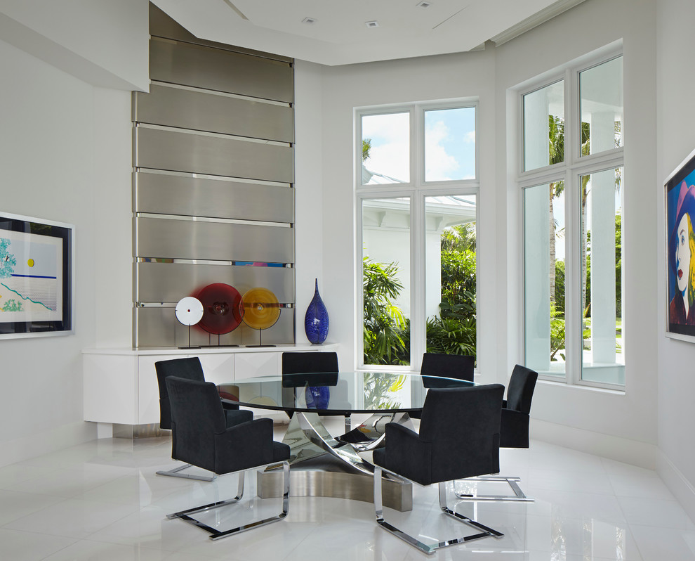 Foto di una sala da pranzo aperta verso il soggiorno minimal di medie dimensioni con pareti bianche e pavimento in gres porcellanato