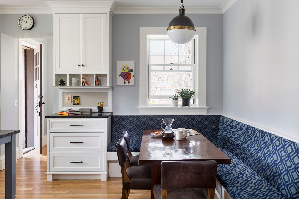 Идея дизайна: кухня-столовая в стиле неоклассика (современная классика) с серыми стенами и светлым паркетным полом