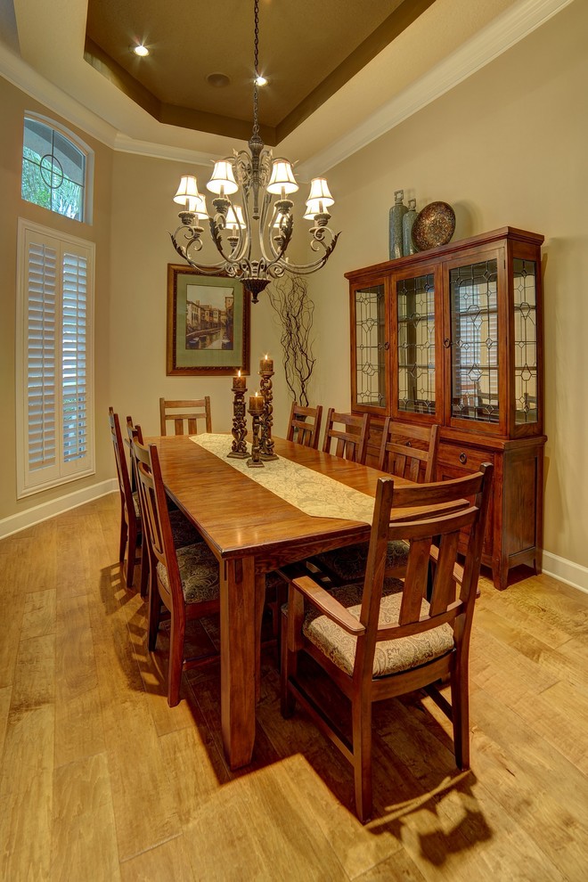 Immagine di una sala da pranzo chic di medie dimensioni con pareti beige e pavimento in legno massello medio