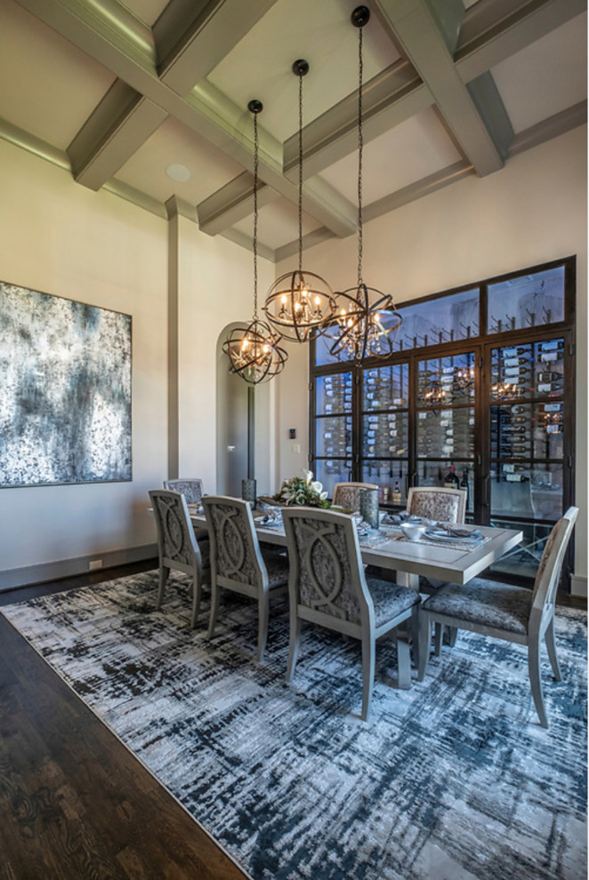 Klassische Wohnküche mit beiger Wandfarbe, dunklem Holzboden und braunem Boden in Dallas