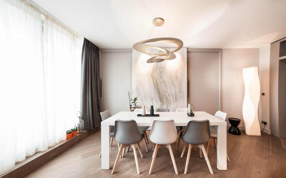 Свежая идея для дизайна: столовая в современном стиле с серыми стенами, паркетным полом среднего тона и коричневым полом - отличное фото интерьера