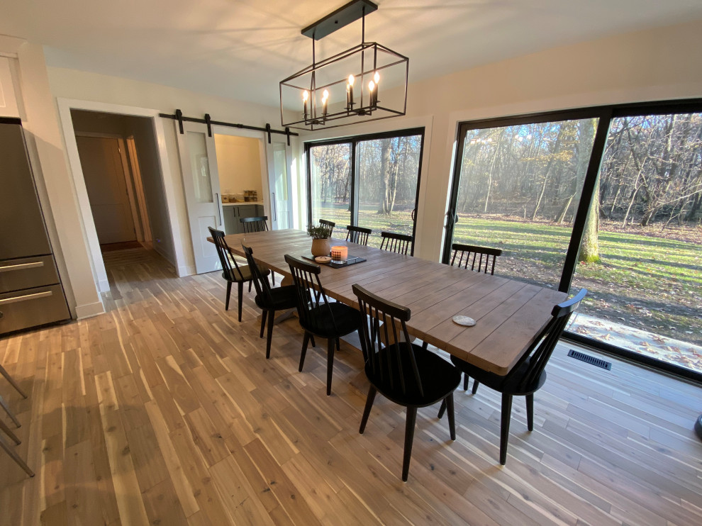 Imagen de comedor de estilo de casa de campo de tamaño medio con paredes blancas, suelo de madera clara y suelo beige