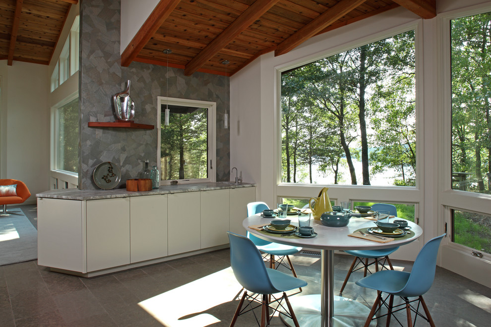 Источник вдохновения для домашнего уюта: маленькая гостиная-столовая в современном стиле с серыми стенами, полом из сланца и коричневым полом без камина для на участке и в саду