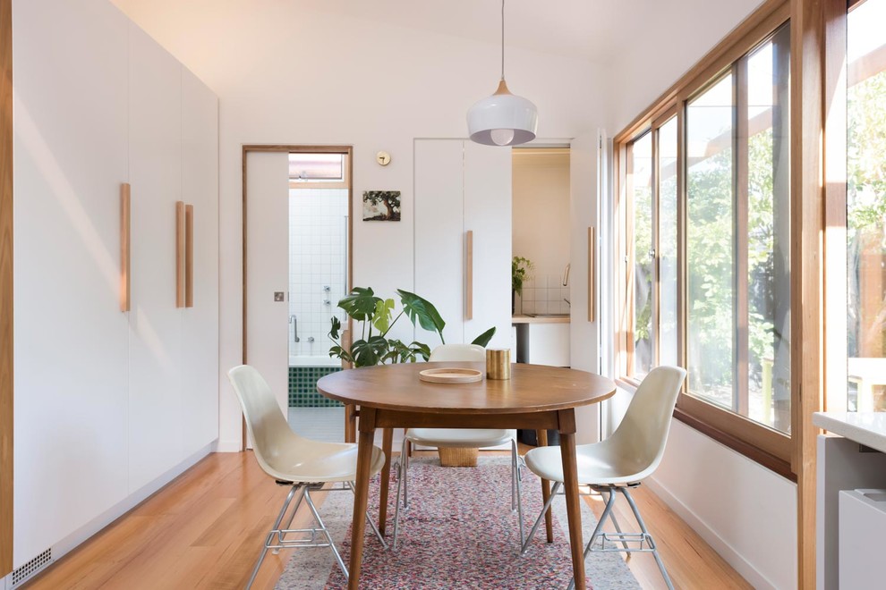 Свежая идея для дизайна: маленькая кухня-столовая в скандинавском стиле с белыми стенами, светлым паркетным полом и коричневым полом для на участке и в саду - отличное фото интерьера