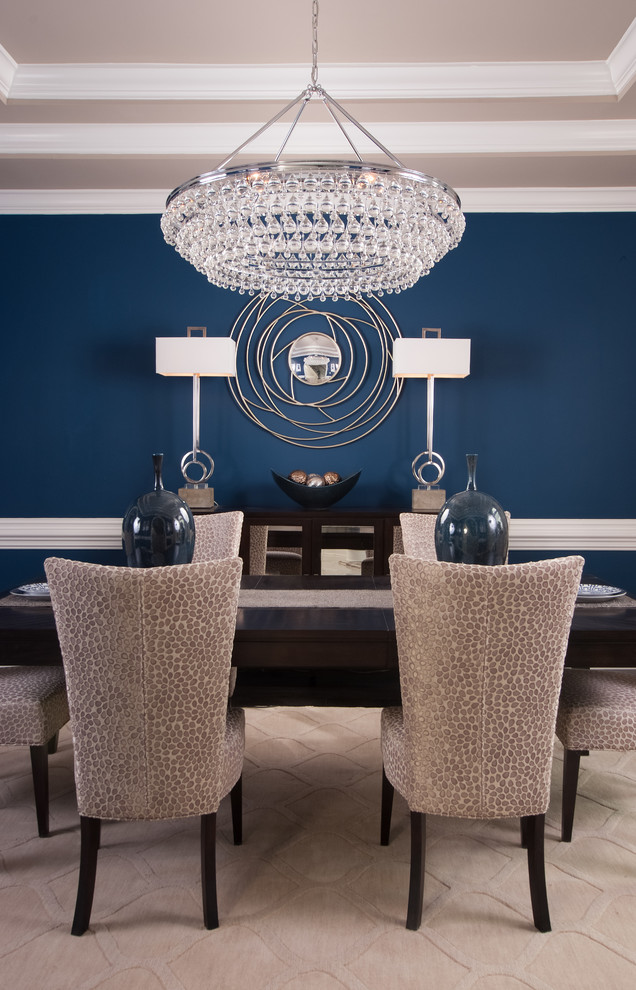 Inspiration pour une salle à manger ouverte sur la cuisine traditionnelle de taille moyenne avec un mur bleu, parquet foncé, un sol beige et éclairage.
