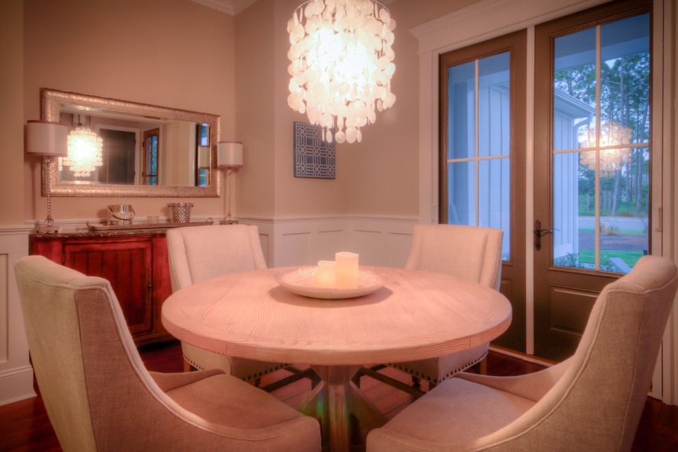 Foto di una sala da pranzo aperta verso il soggiorno chic di medie dimensioni con pareti beige e parquet scuro