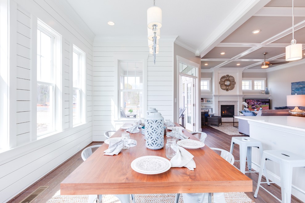 Ispirazione per una grande sala da pranzo aperta verso la cucina stile marino con pareti bianche e pavimento in legno massello medio