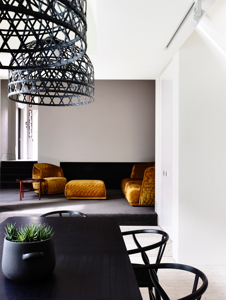 Geschlossenes Modernes Esszimmer mit brauner Wandfarbe in Melbourne