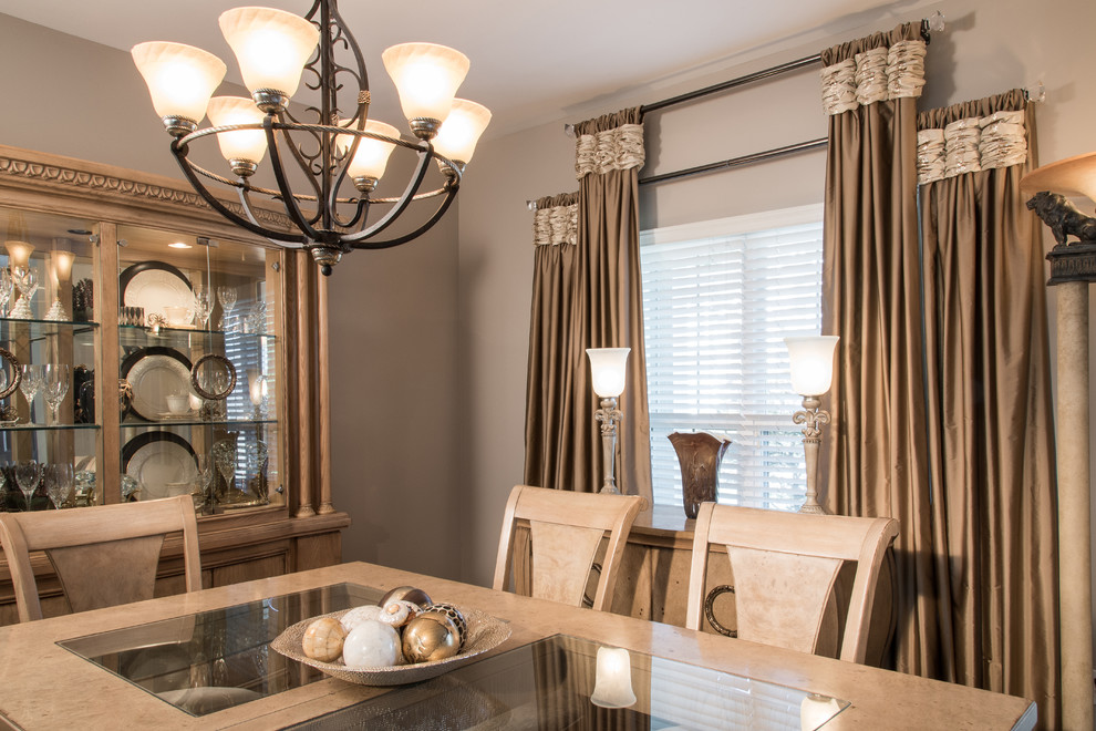 Esempio di una sala da pranzo aperta verso la cucina chic di medie dimensioni con pareti beige e moquette