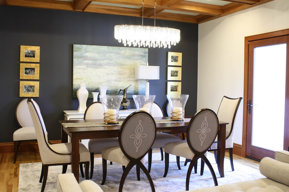 Immagine di una sala da pranzo aperta verso la cucina chic di medie dimensioni con pareti beige e parquet chiaro