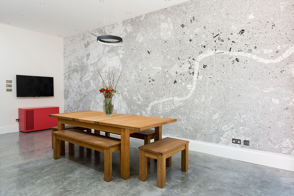 Idee per una grande sala da pranzo aperta verso la cucina minimal con pavimento in cemento