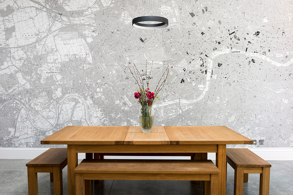 Idée de décoration pour une grande salle à manger ouverte sur la cuisine design avec sol en béton ciré.