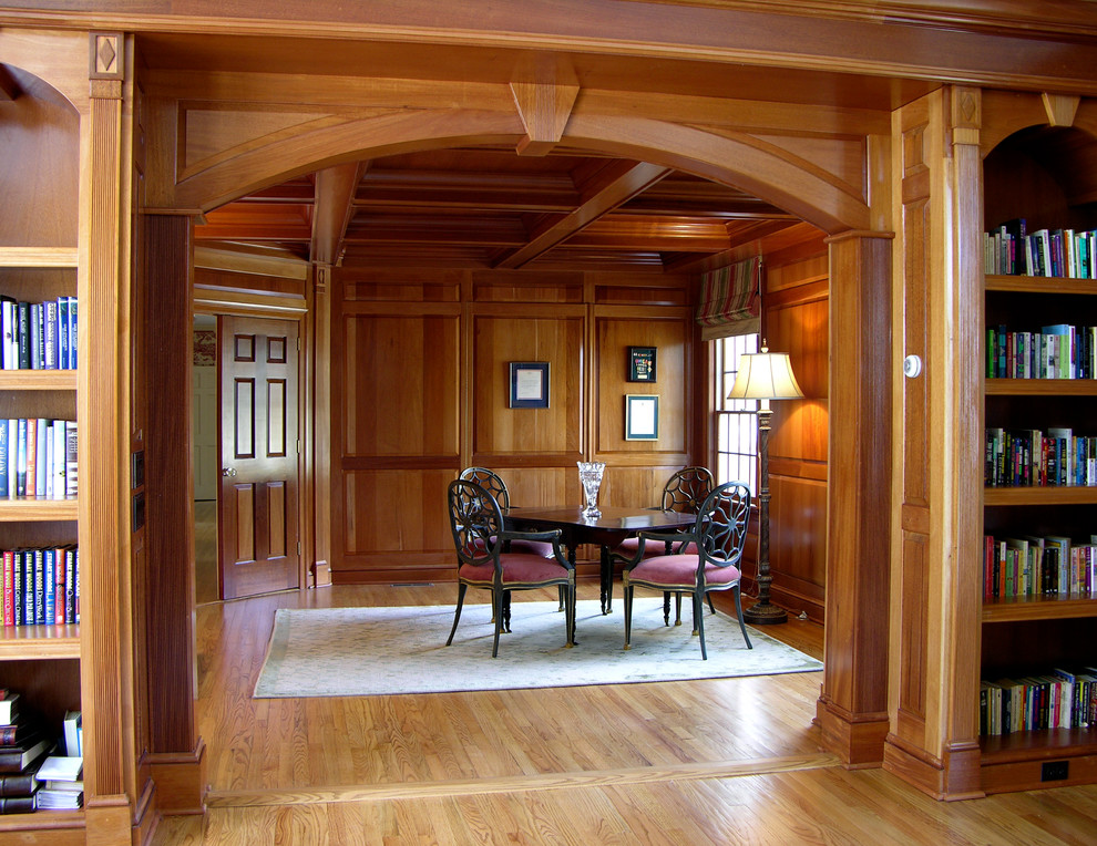 Exemple d'une salle à manger chic fermée et de taille moyenne avec un mur marron, un sol en bois brun, aucune cheminée et un sol marron.
