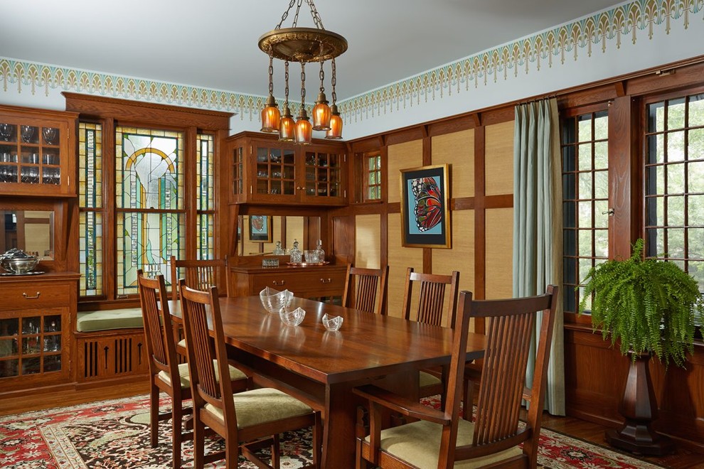 Idée de décoration pour une salle à manger craftsman avec un sol en bois brun et un sol marron.