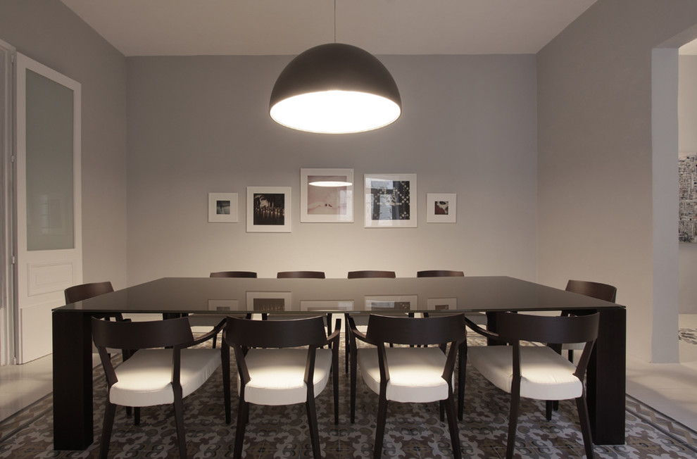 Idee per una sala da pranzo minimal con pareti grigie