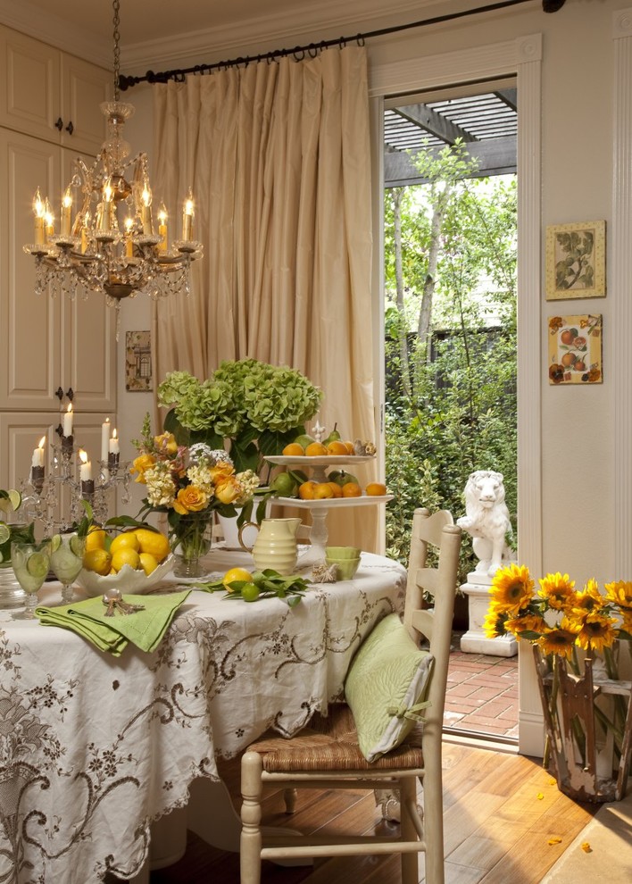 Foto de comedor romántico con paredes beige, suelo de madera en tonos medios y cortinas