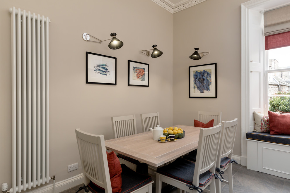 Cette image montre une salle à manger traditionnelle de taille moyenne avec un mur beige, aucune cheminée et un sol gris.