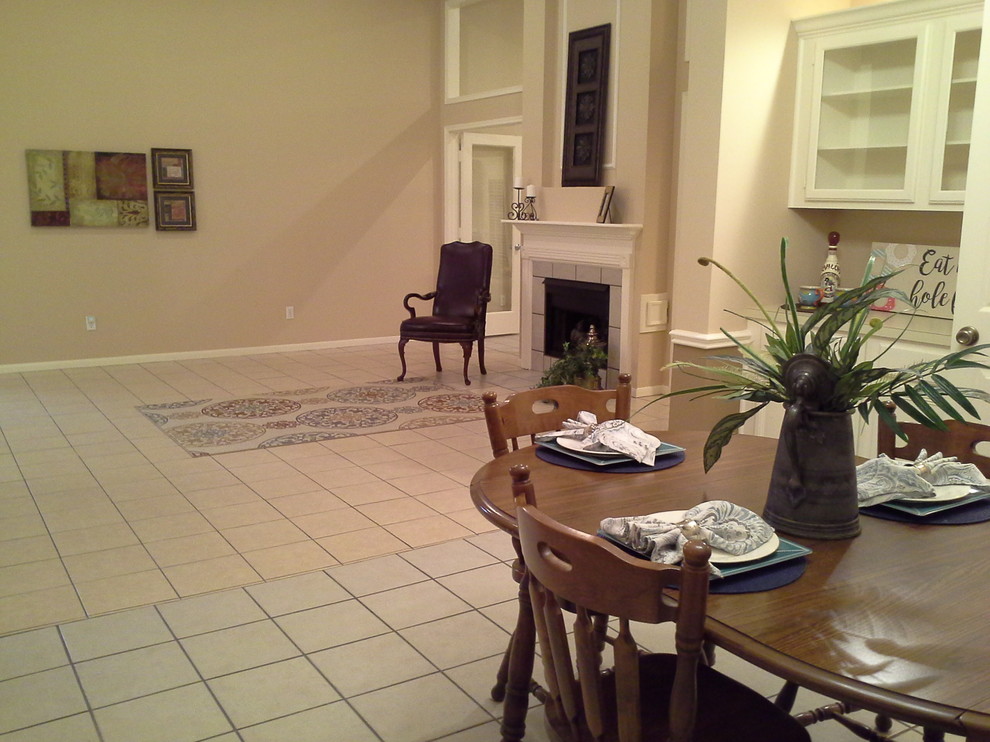 ヒューストンにある低価格の中くらいなエクレクティックスタイルのおしゃれなダイニングキッチン (ベージュの壁、セラミックタイルの床、暖炉なし、白い床) の写真
