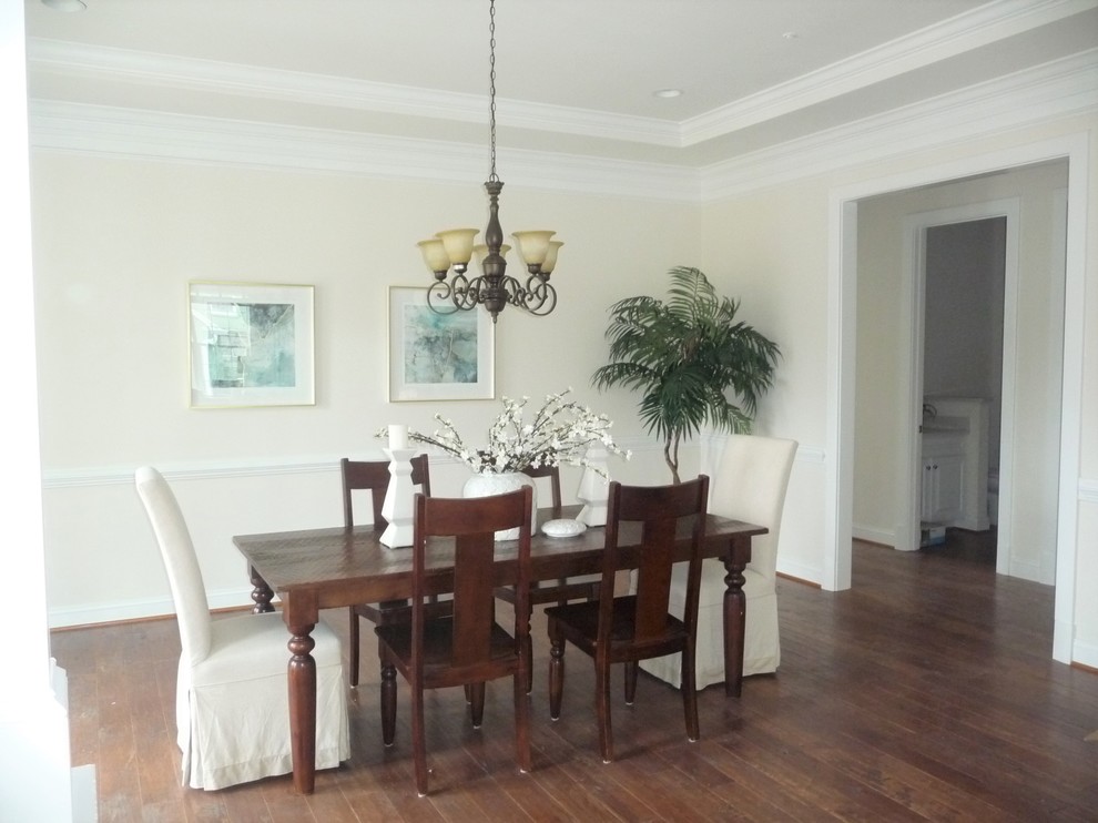Aménagement d'une salle à manger contemporaine de taille moyenne avec un mur beige et parquet foncé.
