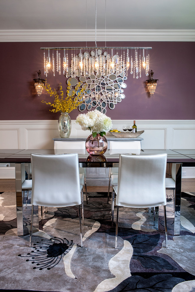 Источник вдохновения для домашнего уюта: столовая в стиле неоклассика (современная классика) с фиолетовыми стенами и темным паркетным полом