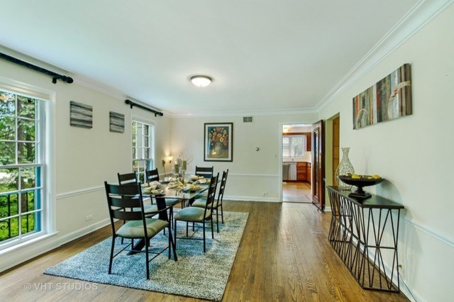 Geschlossenes, Mittelgroßes Modernes Esszimmer mit beiger Wandfarbe, hellem Holzboden und braunem Boden in Chicago