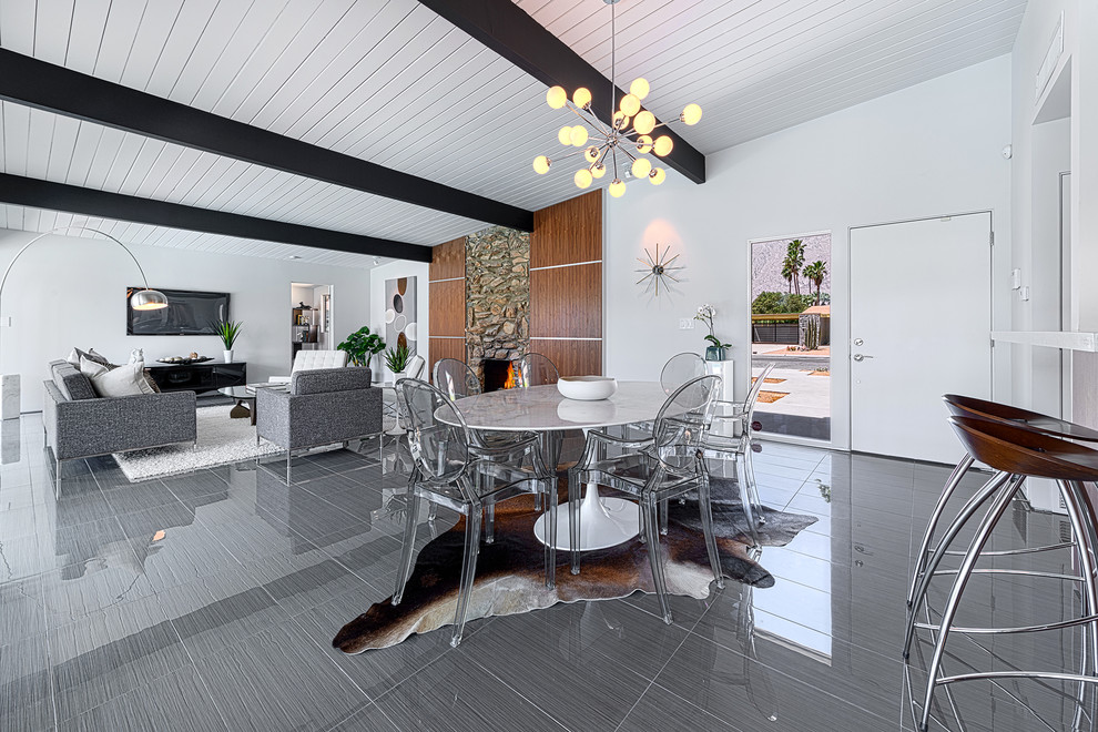 Идея дизайна: гостиная-столовая в современном стиле с белыми стенами и полом из керамической плитки