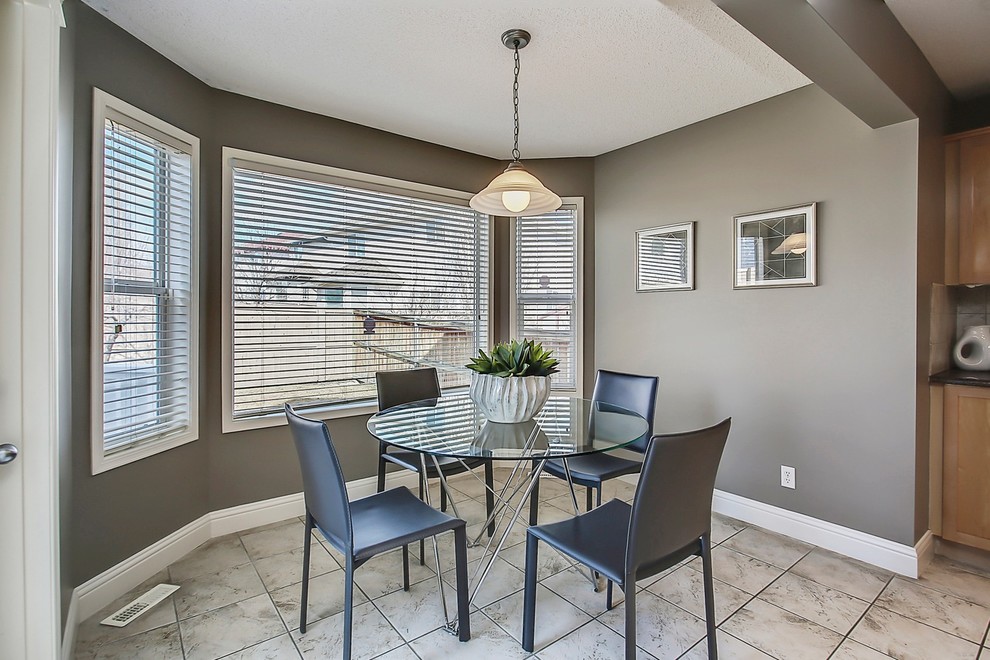 Foto di una piccola sala da pranzo aperta verso il soggiorno design con pareti grigie, pavimento con piastrelle in ceramica e pavimento bianco
