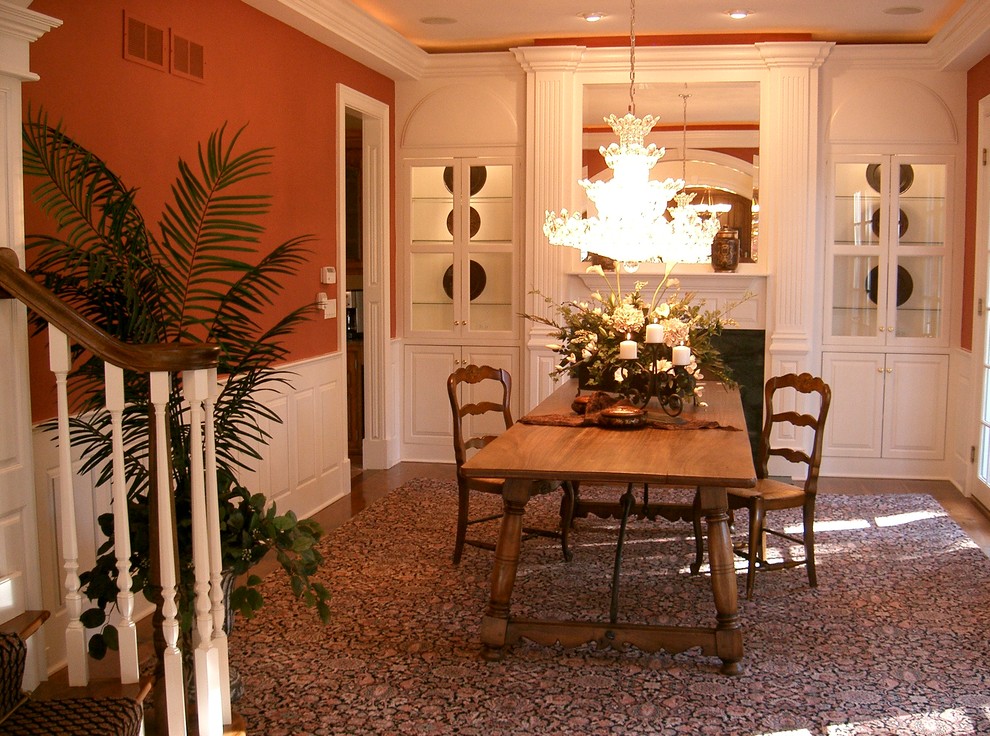 Idee per una sala da pranzo classica chiusa e di medie dimensioni con pareti arancioni, moquette e nessun camino