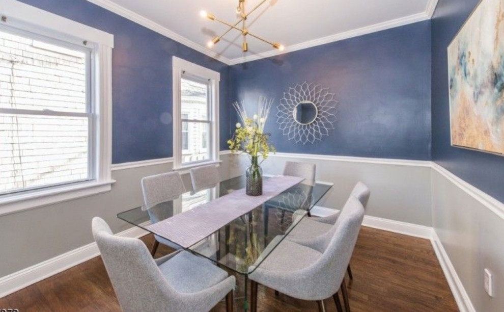 Inspiration pour une petite salle à manger minimaliste fermée avec un mur bleu.
