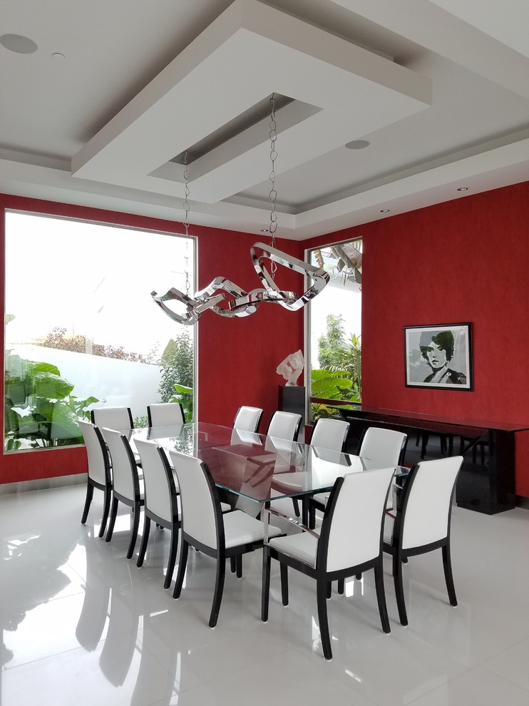 Пример оригинального дизайна: кухня-столовая среднего размера в современном стиле с красными стенами и полом из керамогранита без камина
