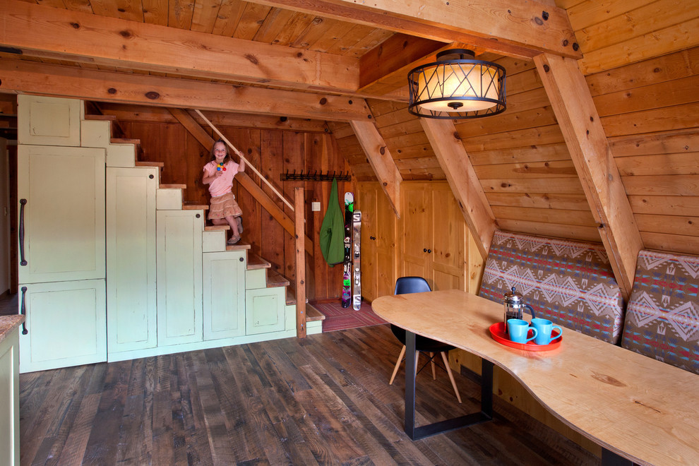 Cette image montre une petite salle à manger ouverte sur le salon style shabby chic avec un mur beige, un sol en bois brun et aucune cheminée.
