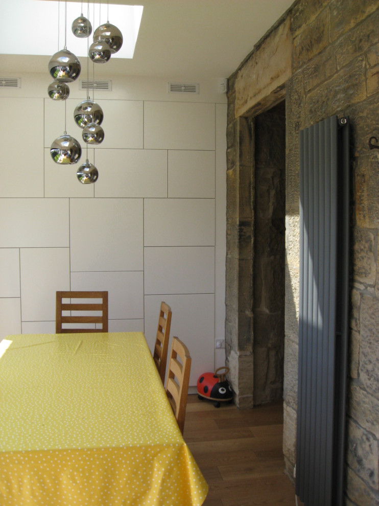 Cette image montre une salle à manger ouverte sur le salon minimaliste avec aucune cheminée.