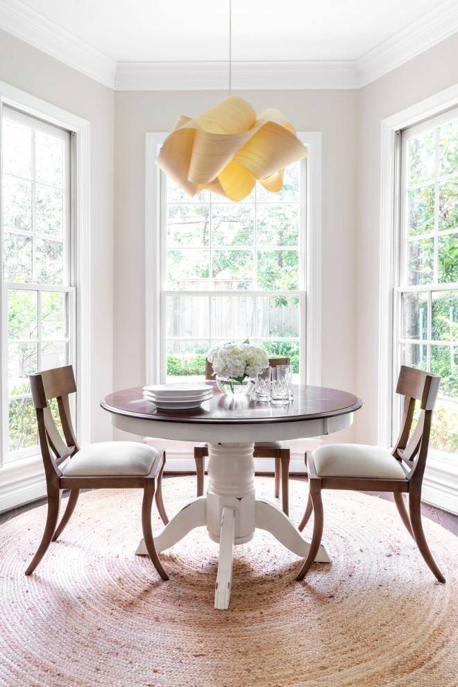 Ispirazione per una piccola sala da pranzo aperta verso la cucina classica con pareti beige, parquet scuro e pavimento marrone