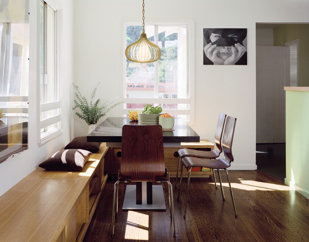 Mittelgroße Moderne Wohnküche ohne Kamin mit weißer Wandfarbe und dunklem Holzboden in San Francisco