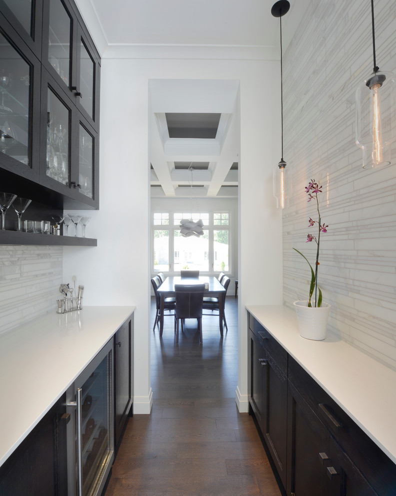 Идея дизайна: кухня-столовая в современном стиле с белыми стенами и темным паркетным полом