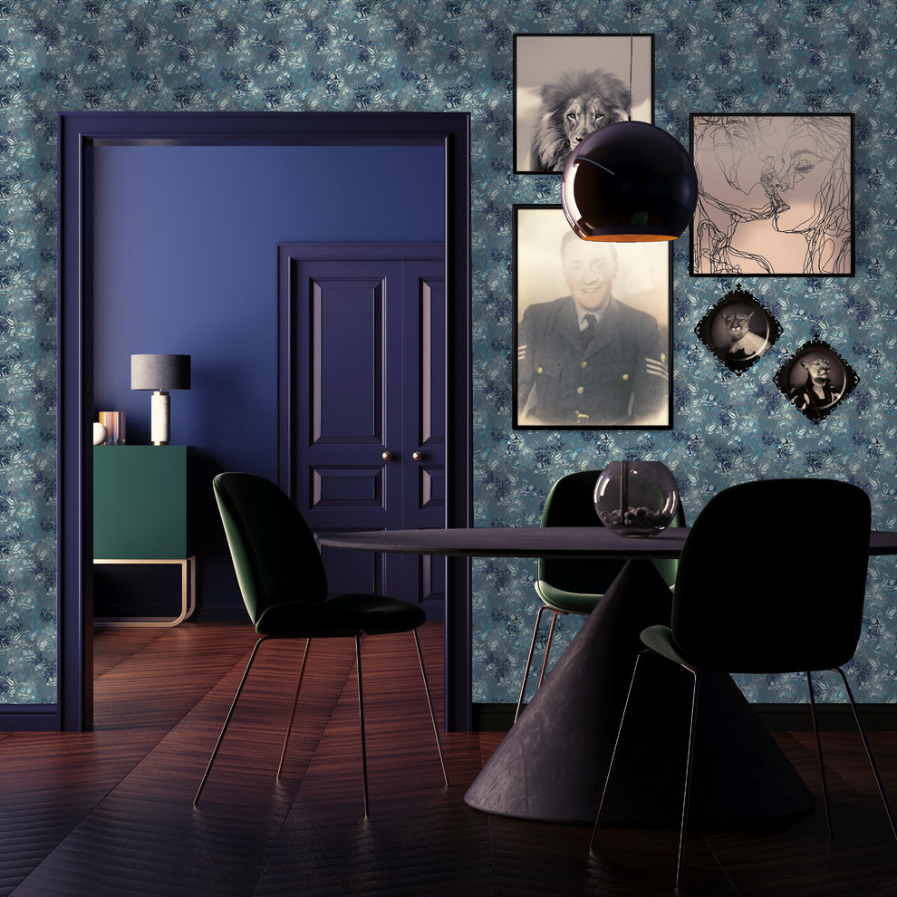 Idee per una sala da pranzo vittoriana chiusa e di medie dimensioni con pareti blu, parquet scuro e pavimento marrone
