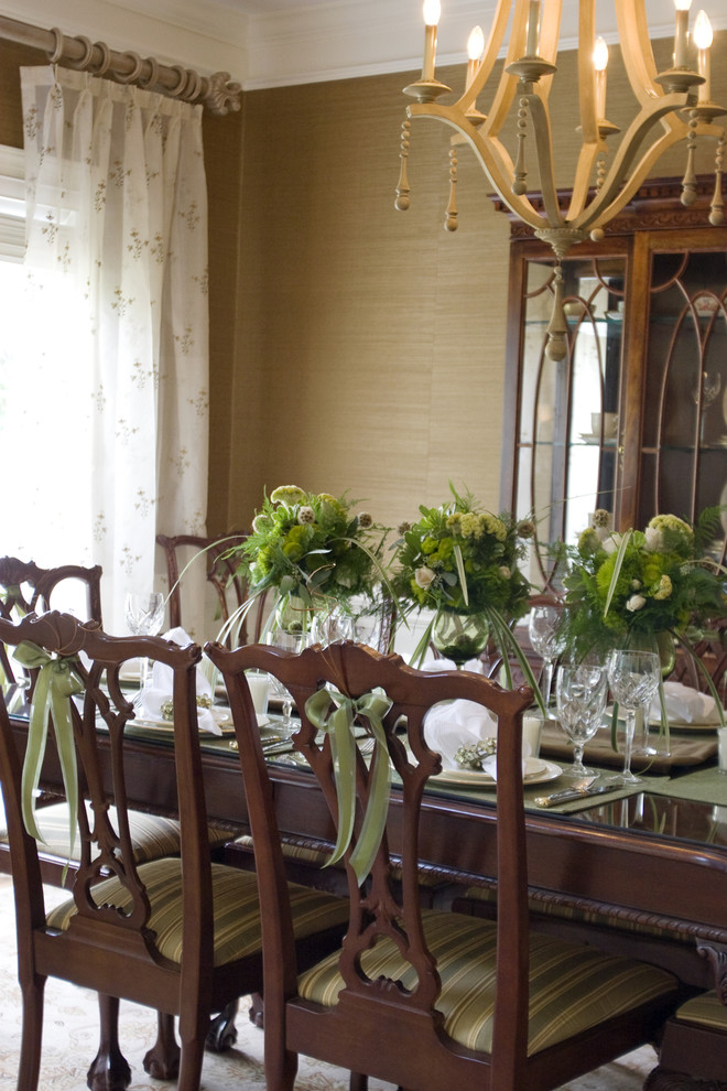 Immagine di una sala da pranzo aperta verso la cucina classica di medie dimensioni con pareti beige e moquette