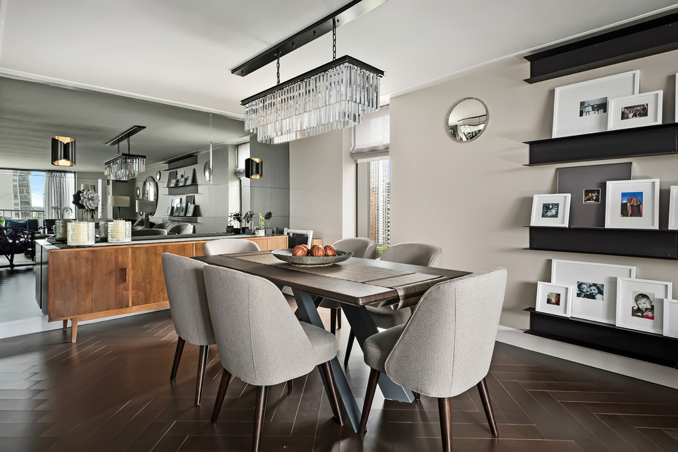 Источник вдохновения для домашнего уюта: большая гостиная-столовая в современном стиле с серыми стенами, темным паркетным полом и коричневым полом без камина