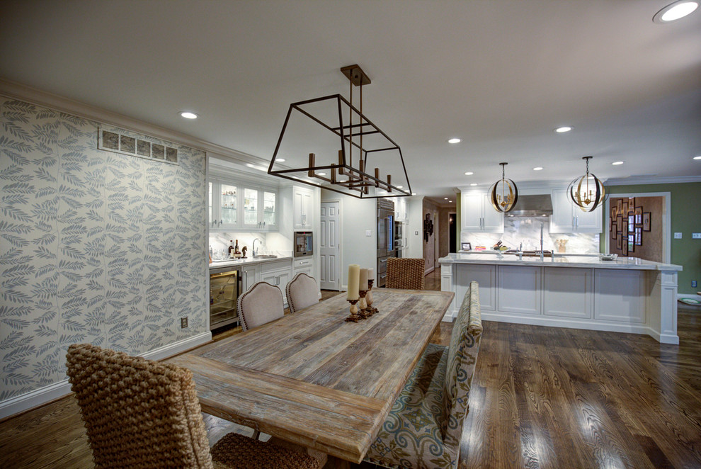 Große Moderne Wohnküche mit grauer Wandfarbe, braunem Holzboden, Tunnelkamin, gefliester Kaminumrandung und braunem Boden in Sonstige