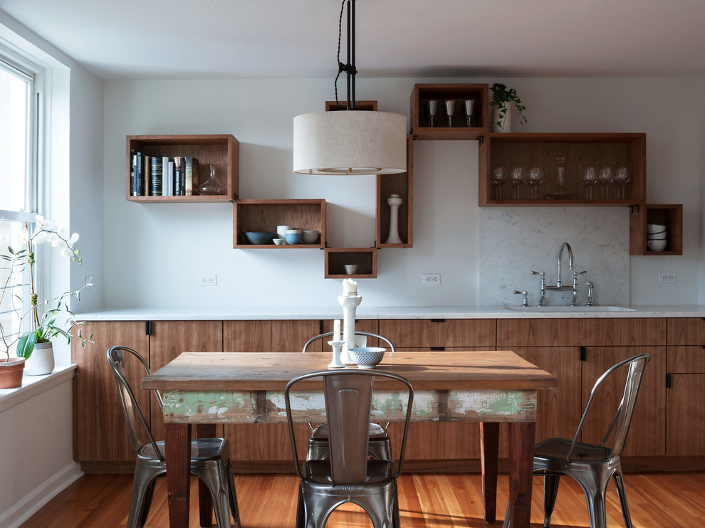 Foto de comedor de cocina contemporáneo con paredes blancas y suelo de madera en tonos medios