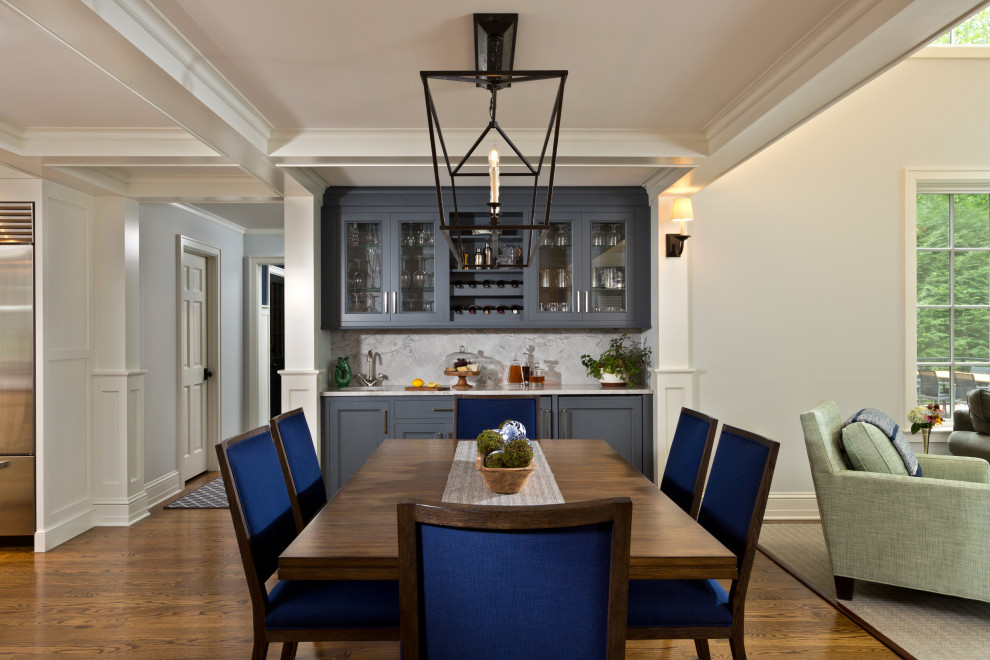 На фото: кухня-столовая в классическом стиле с белыми стенами, паркетным полом среднего тона, коричневым полом и кессонным потолком