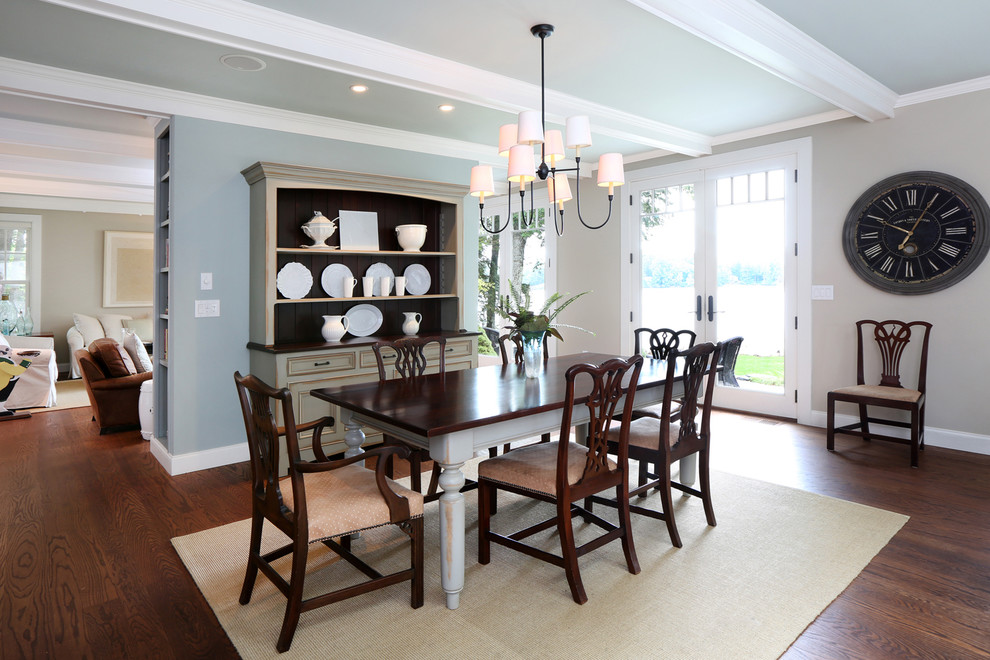 Immagine di una sala da pranzo aperta verso la cucina chic con pareti blu e pavimento in legno massello medio