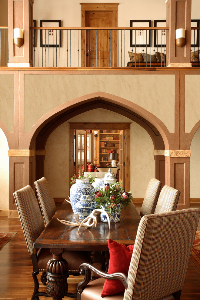 Aménagement d'une salle à manger montagne avec un mur beige et parquet foncé.