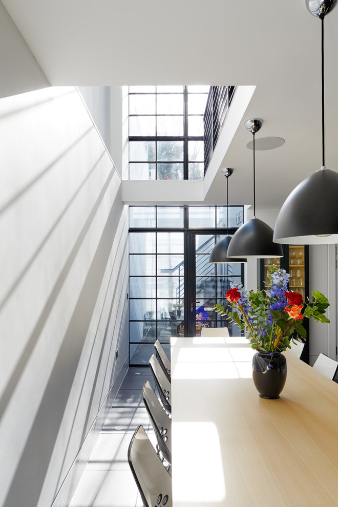 Modernes Esszimmer mit grauer Wandfarbe in London