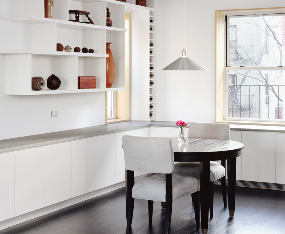 Idee per una piccola sala da pranzo aperta verso il soggiorno minimal con pareti bianche e parquet scuro