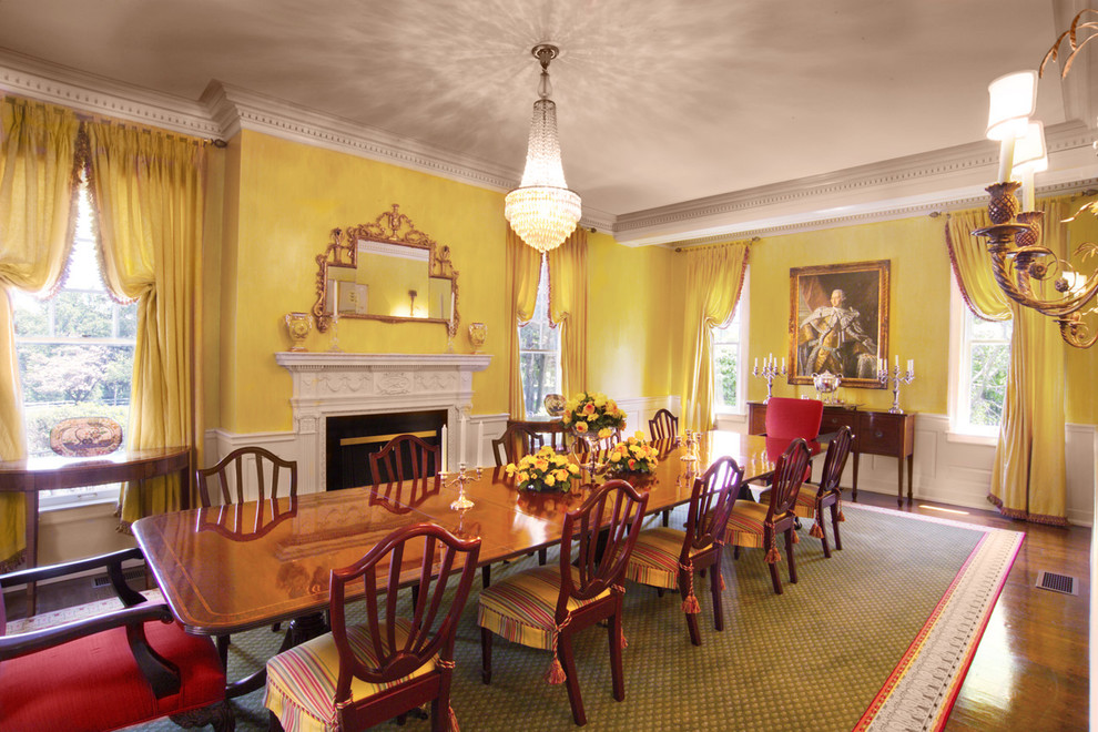 Источник вдохновения для домашнего уюта: большая отдельная столовая в классическом стиле с желтыми стенами, паркетным полом среднего тона и стандартным камином